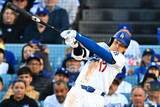 「大谷翔平が４打席目に遊撃内野安打　５３試合連続出塁でアジア選手単独１位＆球団２位に並ぶ」の画像1