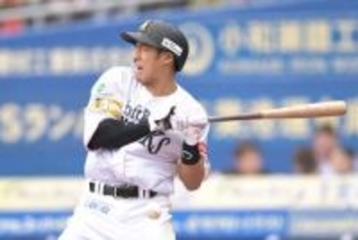 【ソフトバンク】柳田悠岐が右手首付近に死球受け悶絶　治療受けプレー続行も守備から交代