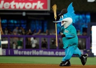 【ＭＬＢ】マーリンズ戦の客席の〝見つめる犬〟動画が大バズリ「ホットドッグを分けてあげたい」