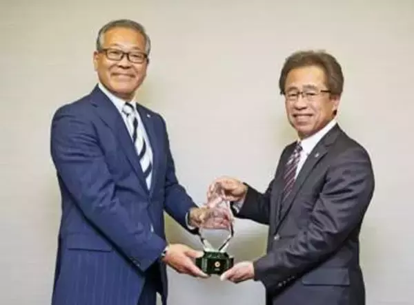 「【阪神】粟井社長がレプリカトロフィー贈呈式に出席　今季は「どの球団も強いという想定でやっていく」」の画像