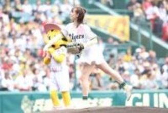 【阪神】トラウデン直美が始球式　連敗中のチームに「絶対勝ってください！」
