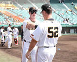 「【巨人】まさか小競り合い⁉　助っ人キャベッジが巨漢リチャードに「胸ドン」のド迫力シーン」の画像1