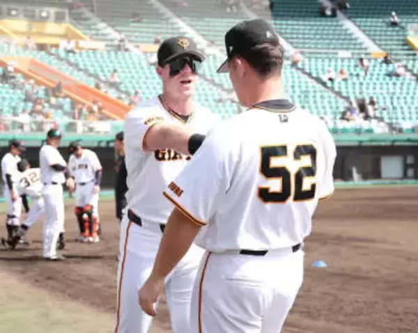 【巨人】まさか小競り合い⁉　助っ人キャベッジが巨漢リチャードに「胸ドン」のド迫力シーン