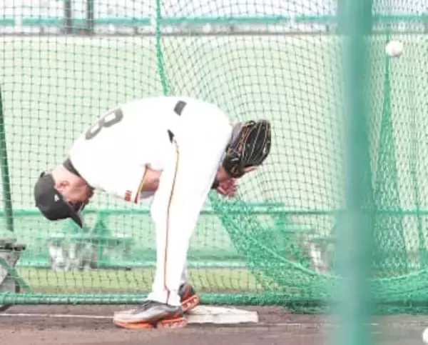 【巨人】阿部監督が股下から華麗にトス！　現役さながらの〝グラブさばき〟披露
