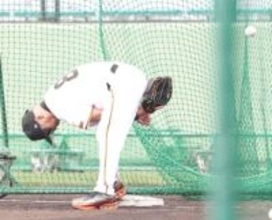 【巨人】阿部監督が股下から華麗にトス！　現役さながらの〝グラブさばき〟披露