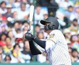 「【阪神】森下翔太いきなり死球で悶絶　広島・ターノックの１４６キロ速球が左手首直撃」の画像1