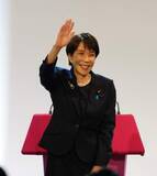 「高市早苗首相　世良公則の「燃えろサナエ」熱唱に「気合いが入るスピーチと歌のご披露をいただきました」」の画像1