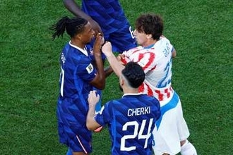 【北中米Ｗ杯】パラグアイの〝ラフファイト〟にフランス代表が不満爆発「まるで戦争をするようなプレーだ」