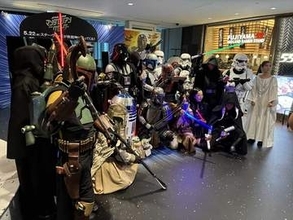 スター・ウォーズ劇場最新作の前夜祭にコスプレした熱血ファン集結