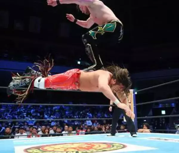 「【新日本】辻陽太「悪夢」の連続　急所攻撃で悶絶、IWGP失冠…直後にゲイブ・キッドから襲撃被害」の画像