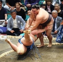 【大相撲】霧島が綱取り挑戦で白星発進　琴勝峰の突っ張りにヒヤリ「体が動いたのが良かった」