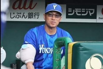 【ＤｅＮＡ】相川監督にファウルボール直撃…　右ヒジをアイシングする姿に心配の声「めっちゃ痛かったやろな」