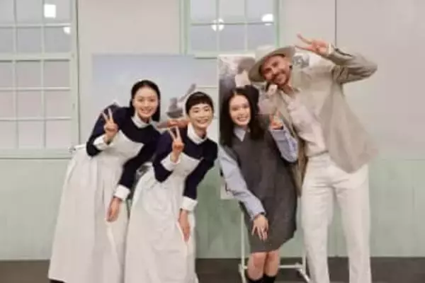 ＮＨＫ連続テレビ小説バトンタッチセレモニーにトミー・バストウがちゃっかり参加しピース