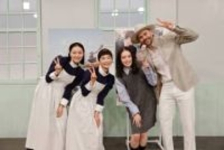 ＮＨＫ連続テレビ小説バトンタッチセレモニーにトミー・バストウがちゃっかり参加しピース