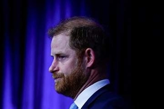 ヘンリー王子　ビール片手にラグビー観戦でブーイング浴びる　熱心なファンなのに…