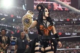 【ＷＷＥ】ステファニー・バッケル　故郷チリで女子世界王座奪取！ イヨ・スカイも肩車で祝福