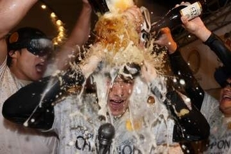 【ソフトバンク】歓喜のビールかけ　小久保監督の心配は杞憂？「思いっきり騒いでください！」