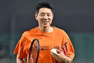 【巨人】ラケット背負って登場　松岡修造氏がファーストピッチで巨人に「できる！」エール