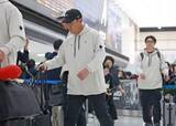 「【ＷＢＣ】侍ジャパンが帰国　ファン４００人集結も選手の笑顔はなし　井端監督はうつむき」の画像1