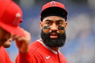 【ＭＬＢ】エンゼルスの赤面「頭突き本塁打」が「４ベース・エラー」に変更　アデルは２度目の珍失策