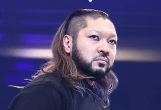 【ＷＷＥ】元新日本EVILのNARAKUが防衛許したNXT王者に報復！　毒霧、イス攻撃でKO