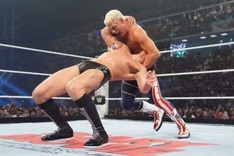 【ＷＷＥ】統一王者コーディ・ローデス〝疑惑の判定〟でグンター粉砕　世界王者レインズはファトゥ撃破