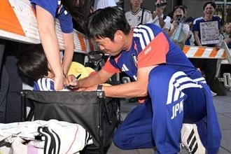 【日本代表】３２強敗退で帰国の途　森保一監督らがファンのサインや写真撮影応じる
