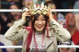 【ＷＷＥ】イヨ・スカイの左ヒザ破壊！　女子世界王者リブ・モーガンが惨敗の腹いせで〝集団リンチ〟