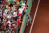 「【ＭＬＢ】敵地ファンの捕球妨害でジャイアンツ選手が負傷退場「滑稽なほど不運な１年」＝米報道」の画像1