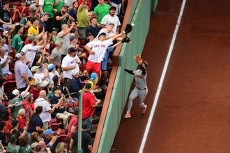 【ＭＬＢ】敵地ファンの捕球妨害でジャイアンツ選手が負傷退場「滑稽なほど不運な１年」＝米報道