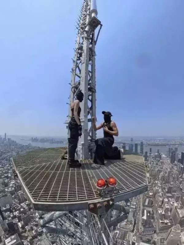 エンパイア・ステート・ビル最頂部でプロポーズのカップル　起訴され初出廷