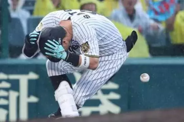 【阪神】佐藤輝明に〝珍事〟発生!?　送球がお尻付近を直撃