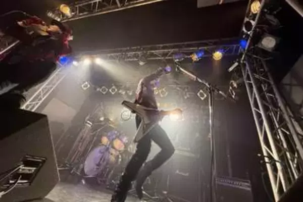 退院したVINYLのギタリスト・鈴木新　hideとの秘話明かす「あの頃の情熱を…」