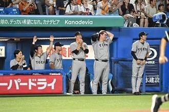 【巨人】打線爆発で快勝　歓喜のナインは橋上監督代行に「ナイス代行！」と絶叫
