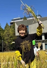 小林幸子が東農大キャンパスで小学生らと稲刈り「一粒一粒を大切にしてほしい」
