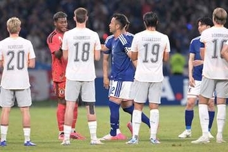 【日本代表】吉田麻也に〝異例のセレモニー〟両チームが花道　電光掲示板には「ありがとう」