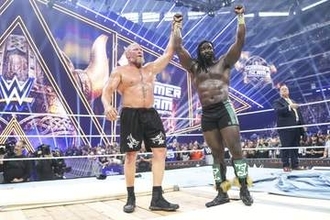 【ＷＷＥ】オバ・フェミがレスナーに金網戦で快勝！ 再度の撃破で試合後に次代を託され「未来は俺だ」
