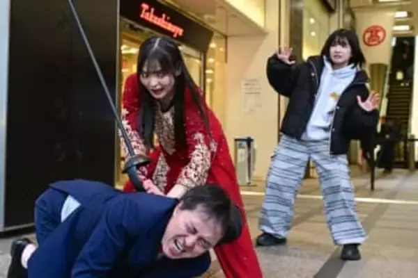 【東京女子】上坂すみれが狂虎と化して新宿高島屋前で甲田代表を襲撃　両国大会に参戦要求し「ハタリハタマタ…」
