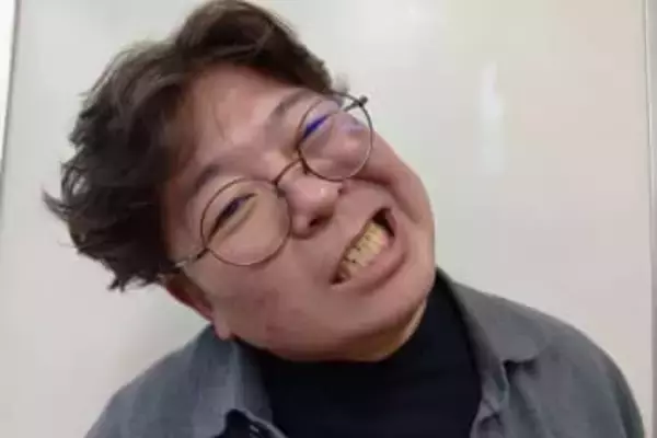 “スマホ首”も原因の一つ　首筋のたるみシワ解消ストレッチ　男性も忘れたくないスキンケア