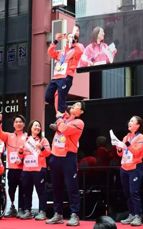 【フィギュア】〝りくりゅう〟が感謝パレードでリフトを披露「たくさんの方の目に映るかなと」