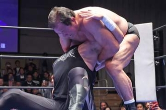 【ドラディション】72歳・藤波辰爾　H.O.T 成田蓮との激闘に沈む…試合後は電撃登場のウルフアロンに救出されエール