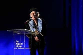 ローリング・ストーンズのギタリスト　８２歳キース・リチャーズに初のひ孫が誕生
