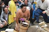 「【大相撲】霧島が勝ち越し＆単独トップ　顔面強打で額から流血も「これくらいで良かった」」の画像1