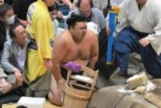 【大相撲】霧島が勝ち越し＆単独トップ　顔面強打で額から流血も「これくらいで良かった」