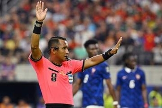 【北中米Ｗ杯】スプレー忘れにファウル取り消し　因縁のバートン主審が〝やらかし〟「全部誤審に見える」