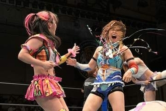 【ストロングスタイル】ＭＩＲＡＩが花園桃花と仲間割れ…　クラッカーが誤爆「完全にナメてんだろ、おい！」