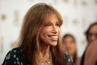 人気シンガーソングライターのカーリー・サイモンがパーキンソン病と皮膚がんを告白