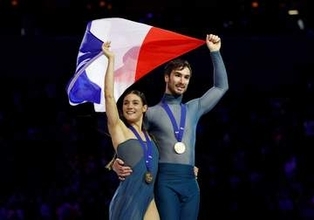 【フィギュア】アイスダンス五輪王者が現役続行へ　３０年自国開催の五輪は「興奮させてくれる」