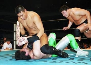 三沢光晴 vs 小川直也　2001年一度きりの刺激的対決　パートナー力皇猛が奮闘も…対抗戦が終焉した背景