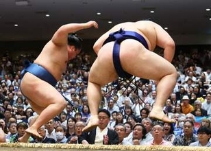 【大相撲】大の里　土俵際のジャンプで２連勝　浅香山審判長「上に跳んでしまうのが気になる」